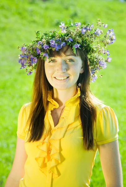 Menina em flores grinalda — Fotografia de Stock