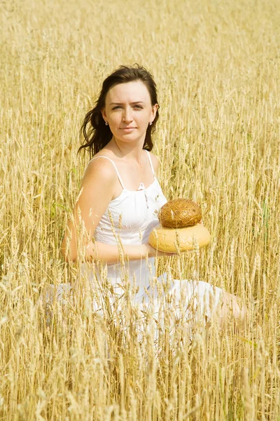 Ragazza con pane — Foto Stock