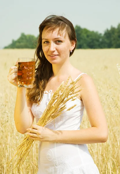 Дівчина з пивом і пшеничним вухом — стокове фото