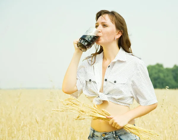 Девушка с квасом на поле — стоковое фото