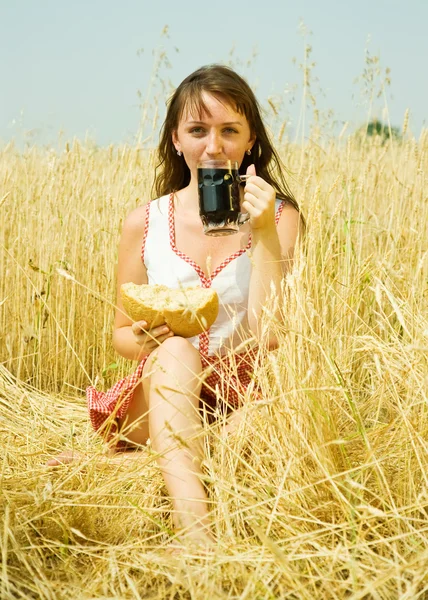 Chica con cerveza y pan — Foto de Stock