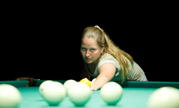 Vrouw speelt Russische Biljart — Stockfoto
