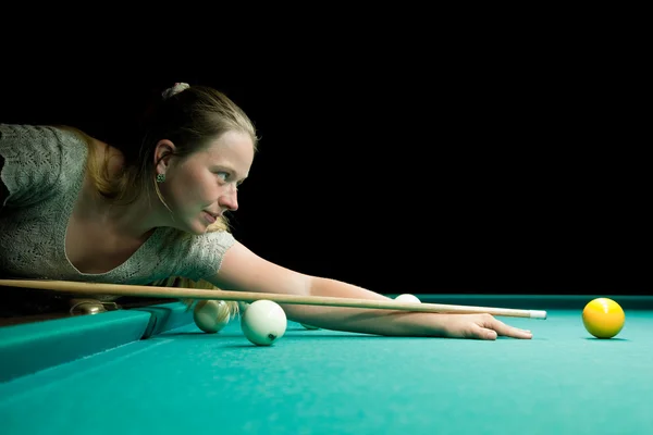 Woman aiming for billiard — Stock Photo, Image