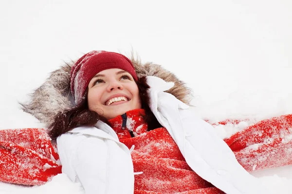 Gelukkig meisje liggen op sneeuw — Stockfoto