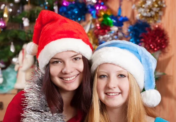 Meninas em chapéus de Natal — Fotografia de Stock