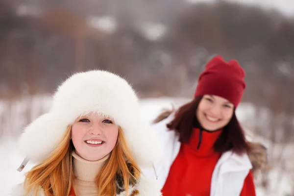 Entrenamientos de niñas en el parque de invierno —  Fotos de Stock