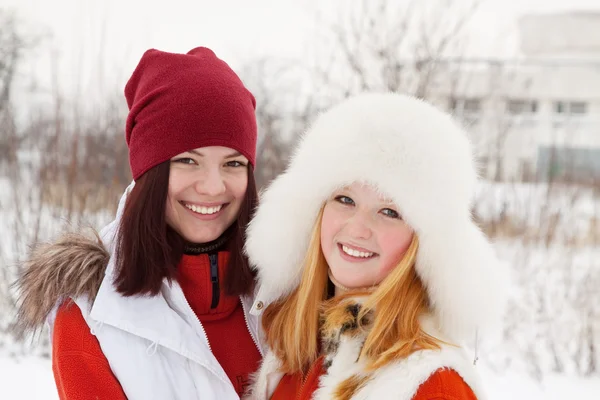 Улыбающиеся девушки зимой — стоковое фото