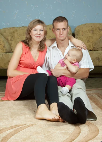 Родители с ребенком в интерьере дома — стоковое фото