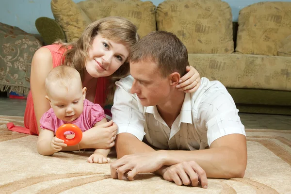 Счастливые родители с ребенком — стоковое фото