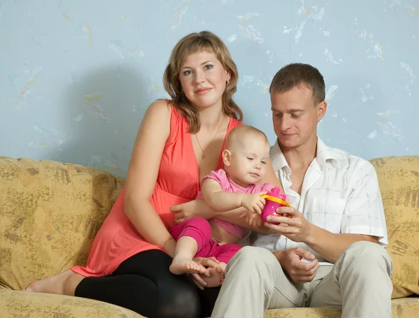Padres alimentando a su bebé —  Fotos de Stock