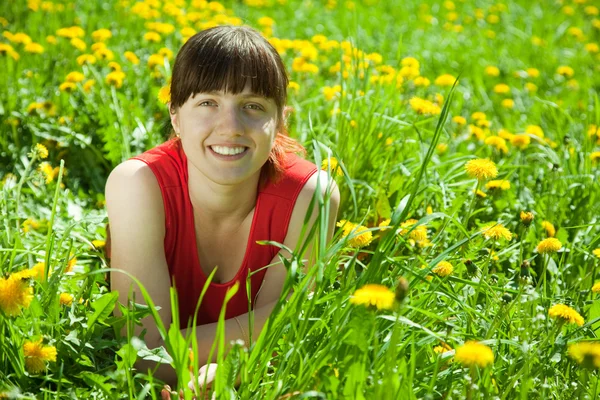 Femme heureuse dans l'herbe — Photo