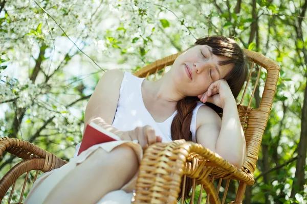 Sleeping girl in bloom garden — Stock Photo, Image