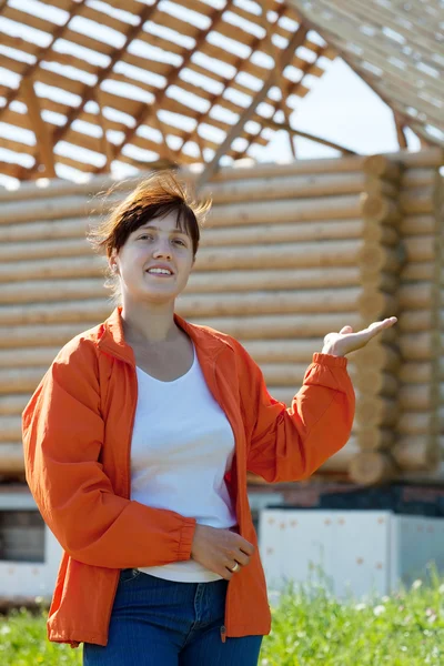Femme heureuse devant la maison de construction — Photo