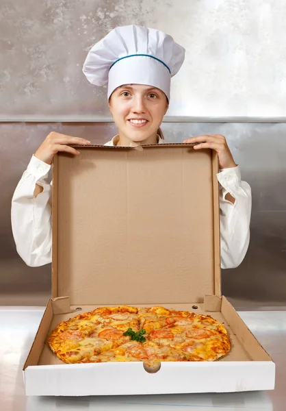 Cuisinière avec pizza fraîche — Photo