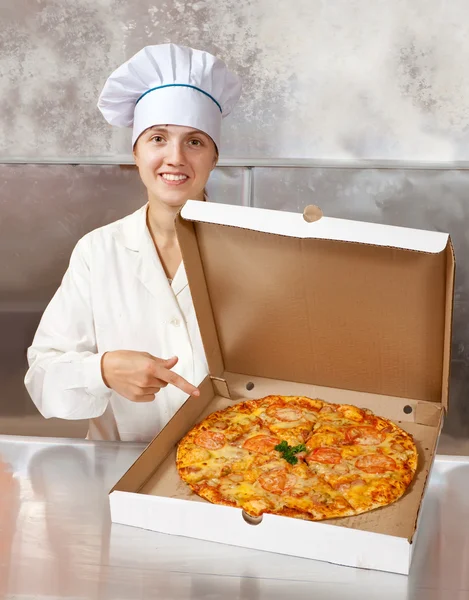 Kobieta kucharz z świeżej pizzy — Zdjęcie stockowe