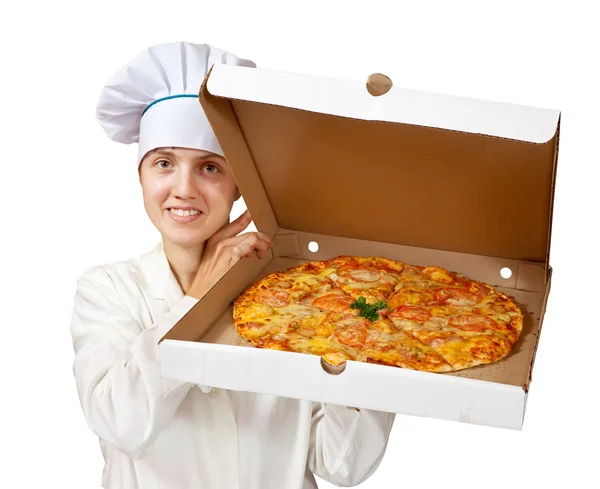 Pişmiş pizza ile kadın aşçı — Stok fotoğraf