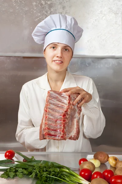 Koka kvinna med rått kött — Stockfoto