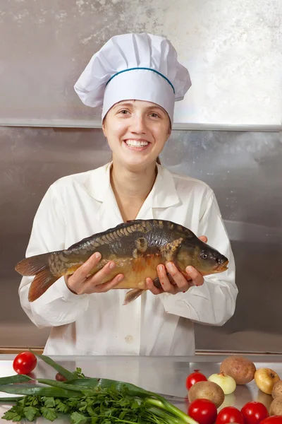 Μάγειρας γυναίκα με carp ψάρια — Φωτογραφία Αρχείου