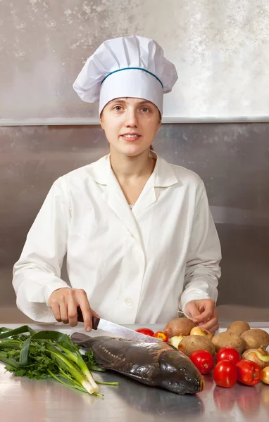 Cozinhe mulher com peixe de carpa — Fotografia de Stock