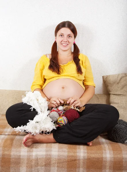 Έγκυος γυναίκα που κεντά με βελόνα πλεξίματος — Φωτογραφία Αρχείου