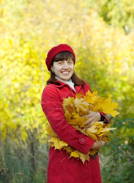 Mulher com mão pesada de folhas de bordo — Fotografia de Stock