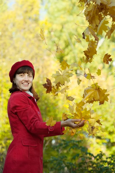Woman throwing maple in autumn — Stock Photo, Image