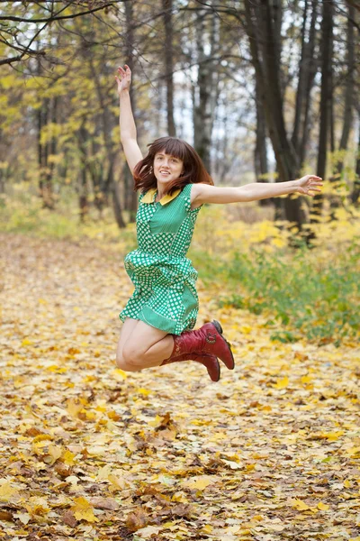 Девушки прыгают осенью — стоковое фото