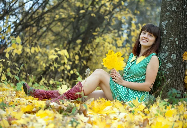 Girl in autumn park — Stock Photo, Image