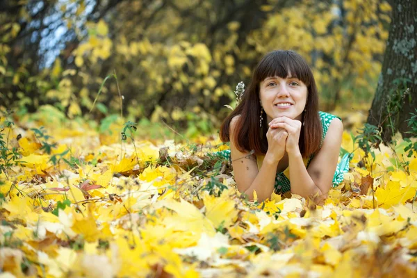 Chica en el parque de otoño —  Fotos de Stock