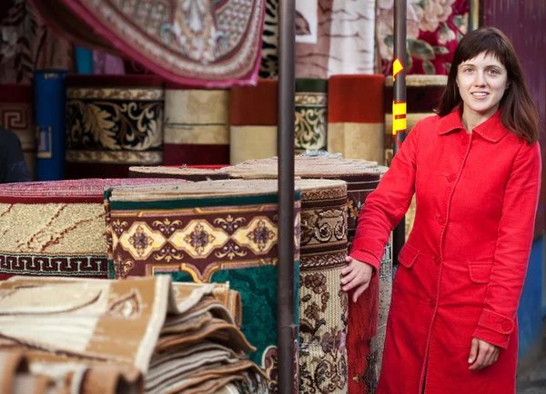 Kobieta wybiera dywan — Zdjęcie stockowe