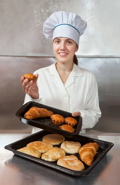 Baker with fresh bake — Stock Photo, Image