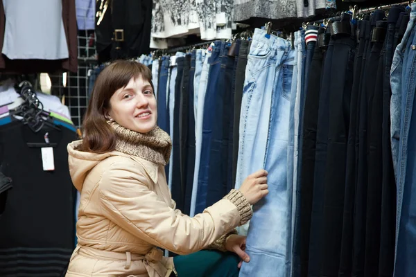 Mulher escolhe jeans — Fotografia de Stock