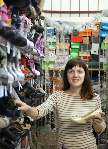 Mujer elige zapatos —  Fotos de Stock