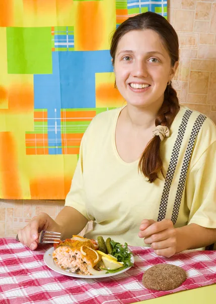 Frau beim Abendessen — Stockfoto