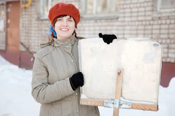 Žena s lopatou v zimě — Stock fotografie