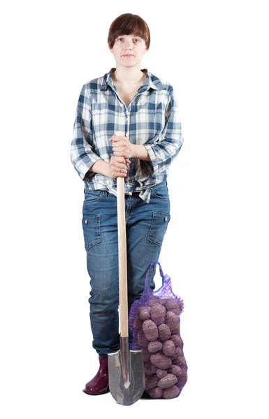 Vrouwelijke boer met geoogste aardappelen — Stockfoto