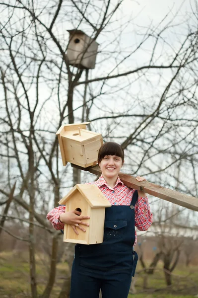 Woman with new birdhouses — Stock Photo, Image