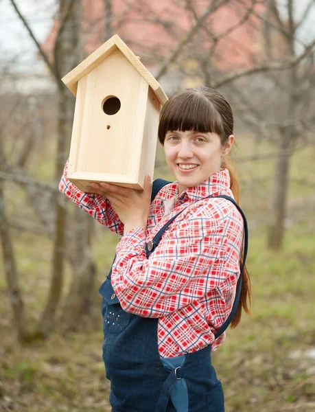 Woman with new birdhouse — Stock Photo, Image