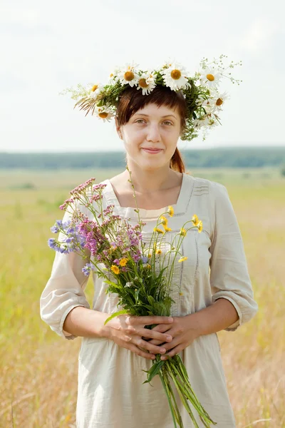 Nő a virágfüzér Kamilla — Stock Fotó