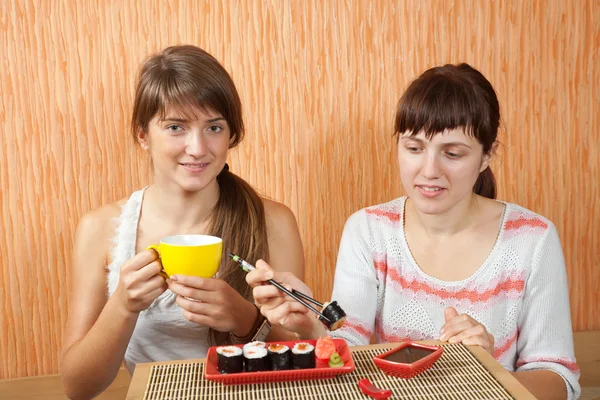 Frauen essen Sushi-Brötchen — Stockfoto
