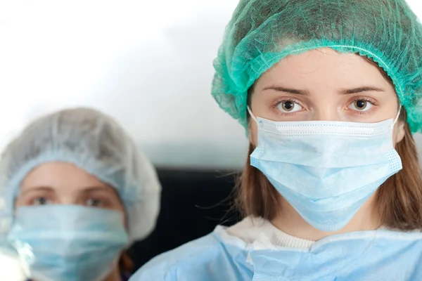 Octors in masker bij kliniek — Stockfoto