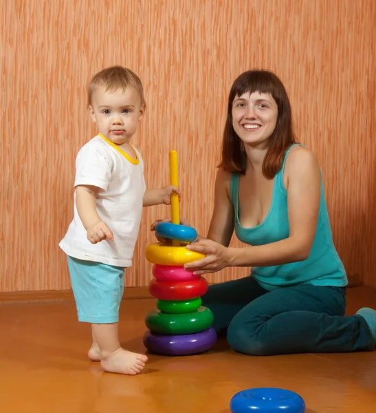 Ibu yang bahagia dan bayi bermain dengan mainan — Stok Foto
