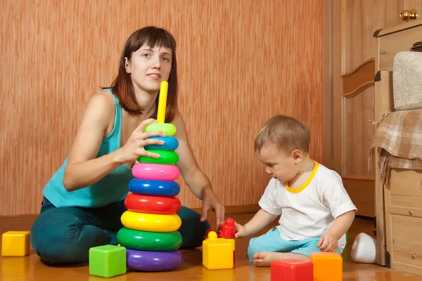 Mor och barn leker med pyramidion — Stockfoto