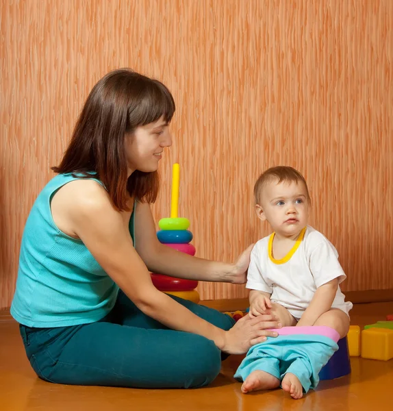 Mom puts the baby on potty — Stock Photo, Image