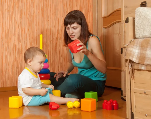 Mãe e bebê brinca com blocos de brinquedo — Fotografia de Stock