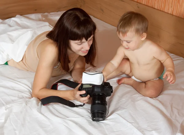 Mamma med bebis tar Foto — Stockfoto