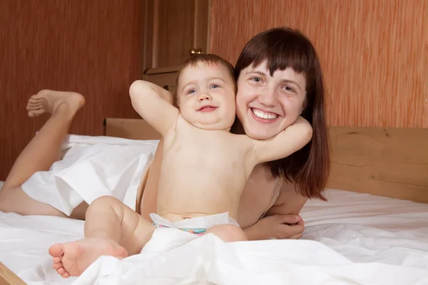 Šťastná matka se svým dítětem — Stock fotografie