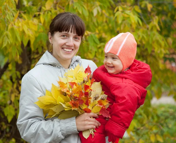 快乐妈妈与宝宝在秋季 — 图库照片