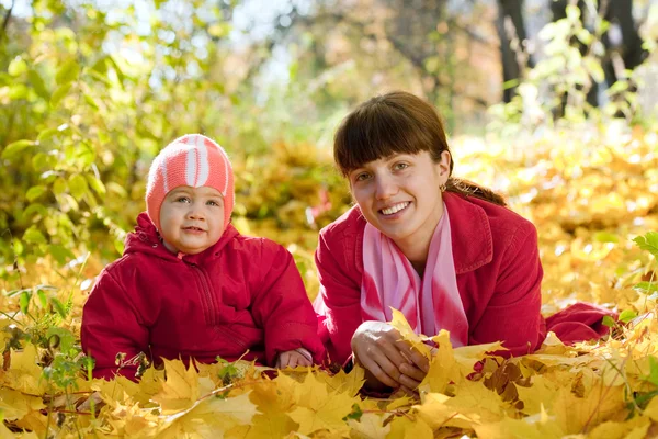 Madre y bebé en el parque de otoño — Foto de Stock