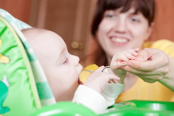 Mãe alimentando sua filha de 6 meses — Fotografia de Stock